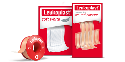 Tre eksemplarer av Leukoplast-plaster for hjemmebruk; diverse sårbandasjer og fikseringstape.  Tre eksemplarer av Leukoplast-plaster for hjemmebruk; diverse sårbandasjer og fikseringstape.